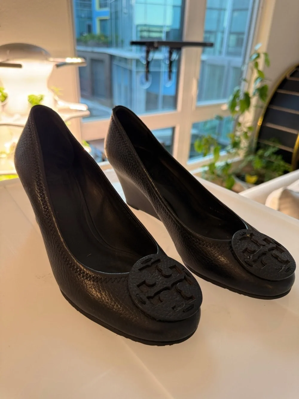 Tory Burch Black Pebbled Leather Wedge Pumps with Logo Emblem - Picture 2 of 10